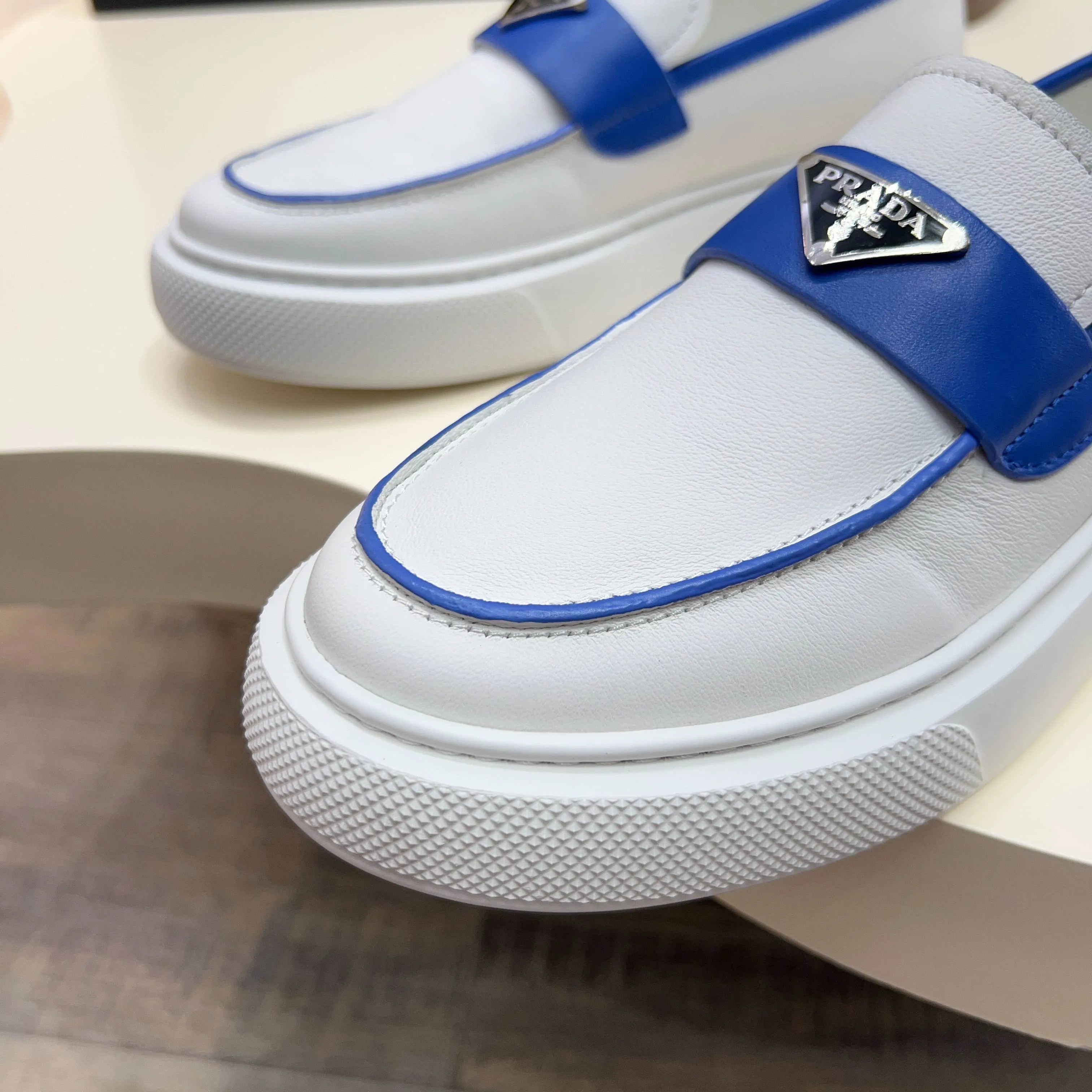 💰740 Thick-soled trendy brand (Prada) mainly promotes popular models, avant-garde and versatile fashionable men's shoes, private version molding, cowhide splicing 1:1 replica... fashionable, simple, elegant, more eye-catching and more classy, ​​it will subvert the old idea, a must-have for fashionistas who want to spend time with you! Must keep it! Tall and comfortable outsole, high-end quality workmanship. @ Code number: 39-44 38 45 can be ordered. Multiple colors are available.